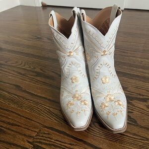 Womens Dingo Short cowboy boots. Womens size 10